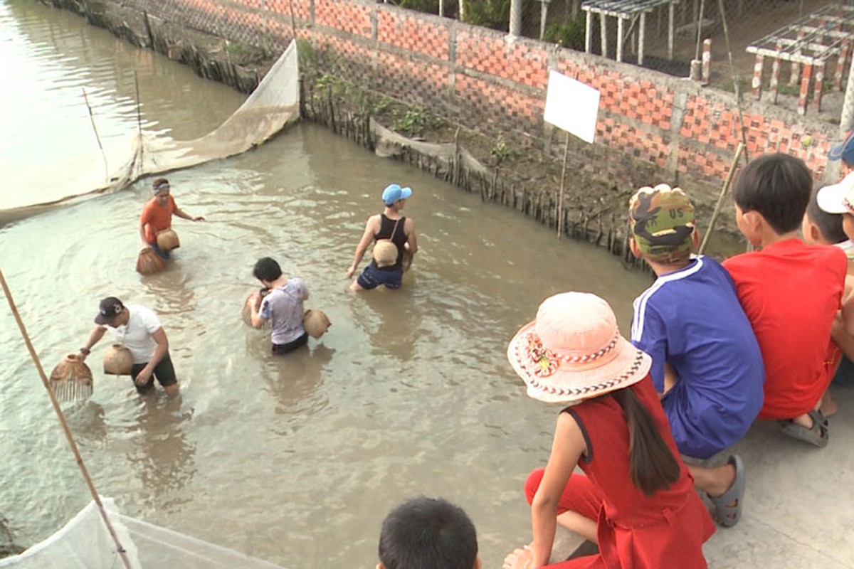 Dien vien Hung Thuan dan con vao lang xin thuc an-Hinh-4